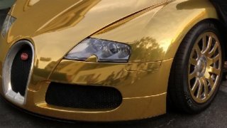 Bugatti Veyron v kompletně zlatém provedení.
