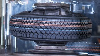 Continental slaví 150 let od založení. Vyrábí pneumatiky z pampelišek a testuje recyklát z PETek