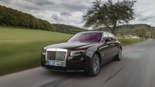 Rolls-Royce Ghost je balzám na nervy unaveného milionáře. Otevře mu dveře a pohoupá ho před spaním