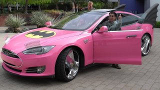 Růžová Tesla si hraje na Batmobil