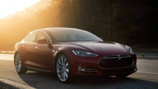 Alza začala prodávat elektromobily Tesla 2