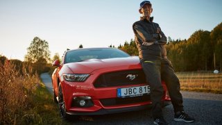 Téměř stoletý Švéd si koupil Mustanga 3