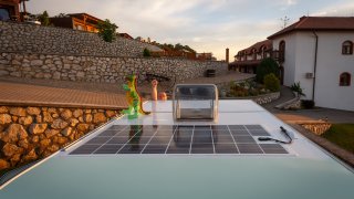 Součástí minikaravanu jsou totiž solární kolektory