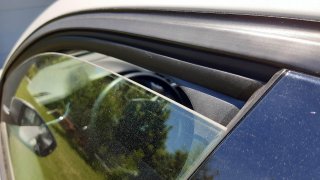 Řidiči proti horku v autě zkoušejí tradiční trik se škvírami v oknech. Dělat by ale měli něco jiného