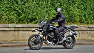 Test motocyklu Moto Guzzi V85 TT Guardia D’Onore z pohledu začínajícího a zkušeného motorkáře