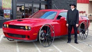 Americký youtuber nasadil na  700 koňový Dodge Challenger kola z dostavníku. Výsledek je k popukání