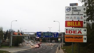 Praha se chce zbavit směrových tabulí. Přidělá tím potíže řadě řidičům bez chytrých telefonů