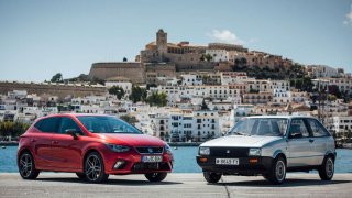 Mezi představením první a nejnovější generace vozu Seat Ibiza uběhlo 33 let. Obě generace se potkaly na ostrově Ibiza.