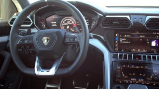 Lamborghini Urus - interiér 1