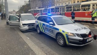 Ani policejní střelba uvnitř Prahy zběsilého řidiče nezastavila. Překonal i zastavovací pás s hroty