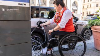 Mini nabízí úpravu řízení pro postižené. Lidé na vozíku mají ale problém s nabíjením vozu