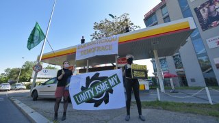 Ekologičtí aktivisté obsadili v Praze trojici pump. V pohotovosti kvůli nim byli policisté i hasiči