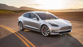 Tesla spouští výrobu svého modelu pro chudé. První auta budou v létě