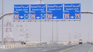 Spojené arabské emiráty vyřešily nešvar známý i z českých dálnic. Za méně než 120 km/h je teď pokuta