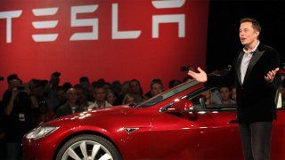 Špatná kvalita elektromobilů Tesla donutila jejich majitele k hladovce. Muskova reakce je nepotěšila