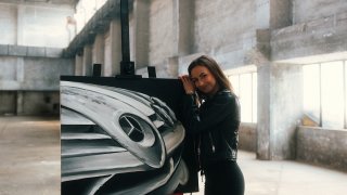 Lásku k autům přenáší na malířské plátno. Mladá umělkyně otevřela novou výstavu v pražské kavárně