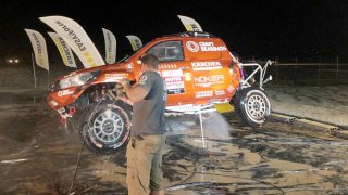 Auta na Dakaru čistila mobilní stanice v kamionu