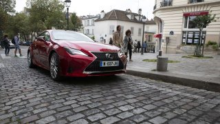 Lexus vystavil nové kupé RC na Champs-Élysées