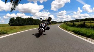 Nezkrácený test motocyklu KTM Duke 890 R. Aneb vše, co by Sršeň v TV řekl, kdyby ho nesestříhali