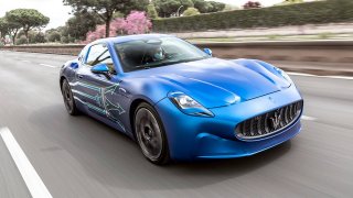 Elektrické Maserati pomalu shazuje kamufláž. Bude mít větší výkon než benzinový model
