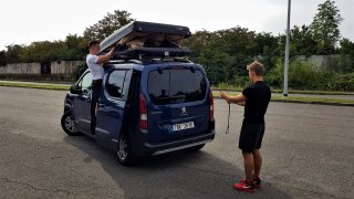 Peugeot Rifter se střešním stanem Hussarde Duo