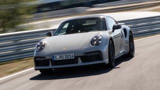 Testovali jsme na okruhu nová Porsche: Cayman GT4 a 911 Turbo S. Řidiče umí přiškrtit jako krajta
