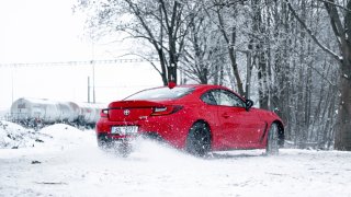 Driftovat na sněhu je náročné, ale zatraceně návykové. Tady je návod, jak na to