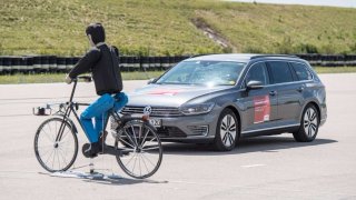 Bosch nouzové brzdění - cyklista