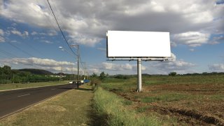 Do týdne mají zcela zmizet billboardy od silnic