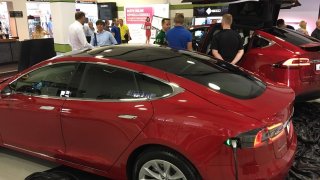 Alza začala prodávat elektromobily Tesla 11