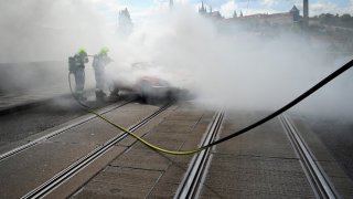 Hasiši v Praze bojovali s požárem krásného Jaguaru