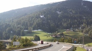 V Rakousku je sjíždění z dálnic kvůli kolonám pokutováno, v Česku naopak Policií podporováno
