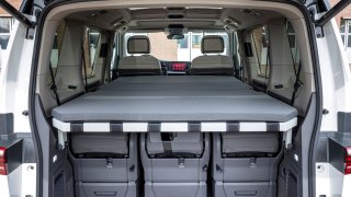 Volkswagen připravil pro Multivan balíček na přenocování. Má postel, stolek i sadu židlí