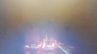 Šílené předjíždění českého řidiče kamiónu zachytila kamera v autě. Policie ho díky záznamu vypátrala