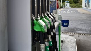 Snížení spotřební daně na palivo je dočasné. Na začátku října zase benzin i nafta skokově zdraží
