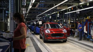 Nedostatek aut? V rumunské továrně Fordu dokážou produkovat jeden vůz za minutu. Byli jsme u toho