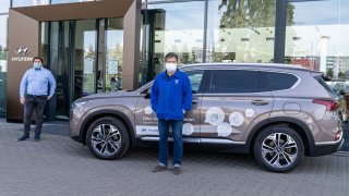 České automobilky dál pomáhají v boji s COVID-19. Škoda auta daruje, Hyundai půjčuje
