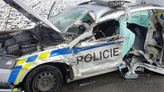 Řidiči náklaďáků v Česku demolovali policejní auta. Jedno skončilo úplně na šrot, druhé propíchnuté