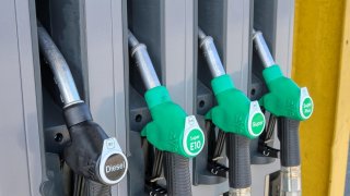 EU chce do čtyř let uměle zdražit benzin o 3 Kč. Zpřístupní to vozy na elektřinu, říká europoslanec