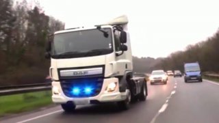 Řidiče kamionů hlídají maskované policejní tahače 