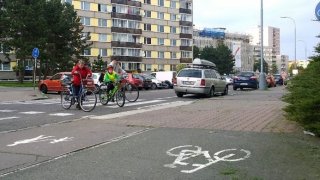 Cyklista nemá na přechodu přednost jako chodec. Z kola ale sesedat nemusí, tvrdí pražský úředník