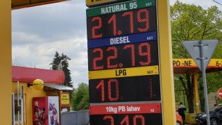 Litr benzinu za méně než dvacet korun je málo reálný. Čerpací stanice by téměř nic nevydělaly