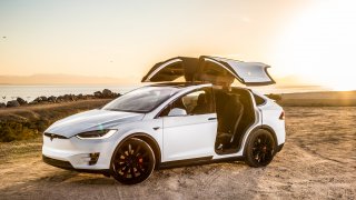 Alza začala prodávat elektromobily Tesla 3
