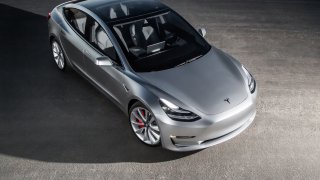 Nejlevnější Tesla 3 bude v Česku už za 750 tisíc! Koupíte jí na Alze