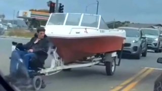 Muž si za invalidní vozík zapřáhl přívěs s lodí a vyrazil do provozu. Stal se hvězdou internetu