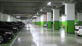 Praha chce redukovat parkovací místa v novostavbách. Zlevní se tím prý byty a zlepší prostředí