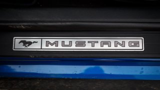 Ford Mustang interiér 28