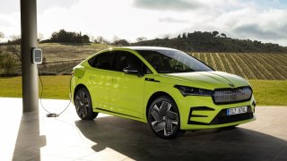 Elektromobil nabíjený z české zásuvky moc ekologický není. Naftovému autu se vyrovná až za sedm let