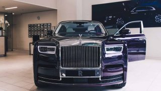 První Rolls-Royce Phantom už je na prodej. Fialový s bílou kůží