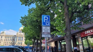Praha mění pravidla parkování. Přinášíme přehled všech změn, které by měli řidiči znát
